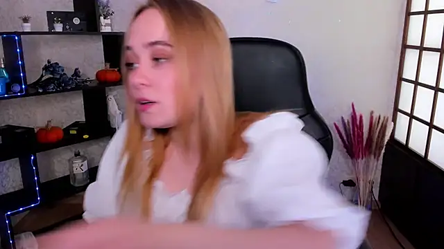 Snapshot of LianaBright chatting on 4, 12, 2024 LianaBright online show from 4, 12, 2024