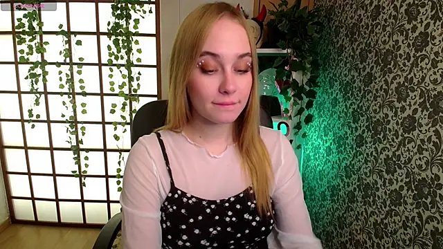 Snapshot of LianaBright chatting on 11, 12, 2024 LianaBright online show from 11, 12, 2024