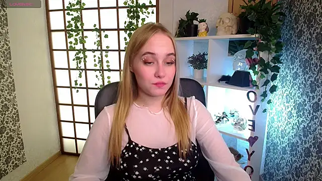 Snapshot of LianaBright chatting on 11, 12, 2024 LianaBright online show from 11, 12, 2024