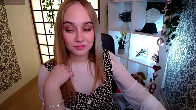 Snapshot of LianaBright chatting on 17, 12, 2024 LianaBright online show from 17, 12, 2024
