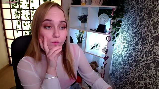 Snapshot of LianaBright chatting on 17, 12, 2024 LianaBright online show from 17, 12, 2024