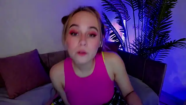 Snapshot of LianaBright chatting on 28, 12, 2024 LianaBright online show from 28, 12, 2024