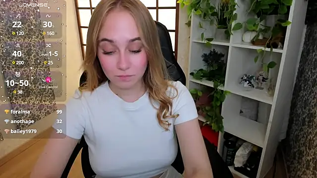 Snapshot of LianaBright chatting on 1, 2, 2025 LianaBright online show from 1, 2, 2025