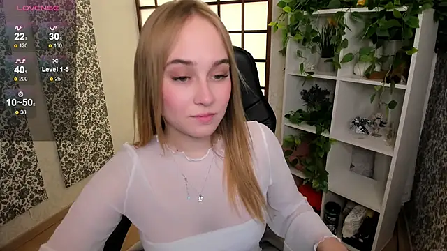 Snapshot of LianaBright chatting on 3, 2, 2025 LianaBright online show from 3, 2, 2025