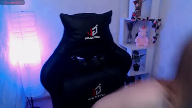 Snapshot of LianaBright chatting on 3, 3, 2025 LianaBright online show from 3, 3, 2025