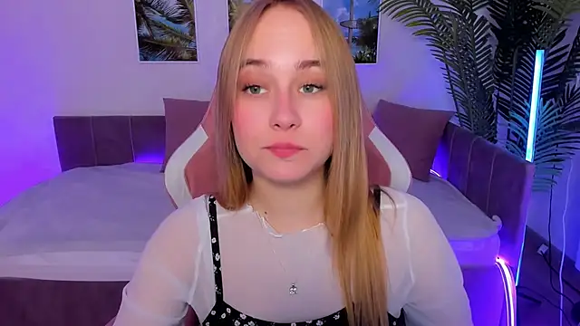 Snapshot of LianaBright chatting on 6, 3, 2025 LianaBright online show from 6, 3, 2025