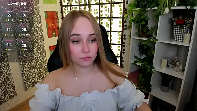 Snapshot of LianaBright chatting on 9, 3, 2025 LianaBright online show from 9, 3, 2025