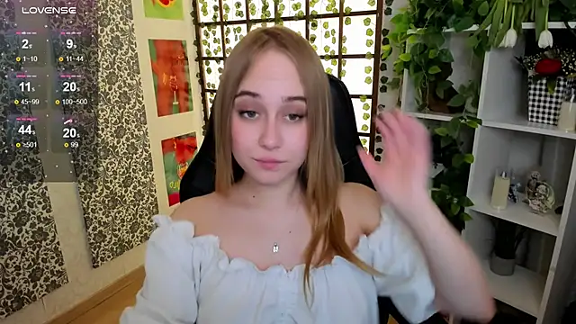 Snapshot of LianaBright chatting on 9, 3, 2025 LianaBright online show from 9, 3, 2025