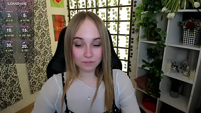 Snapshot of LianaBright chatting on 10, 3, 2025 LianaBright online show from 10, 3, 2025