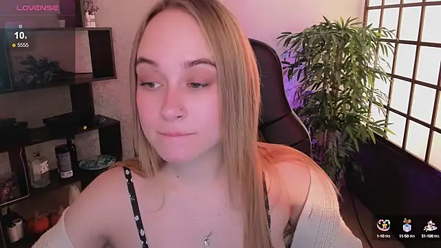 Snapshot of LianaBright chatting on 22, 3, 2025 LianaBright online show from 22, 3, 2025