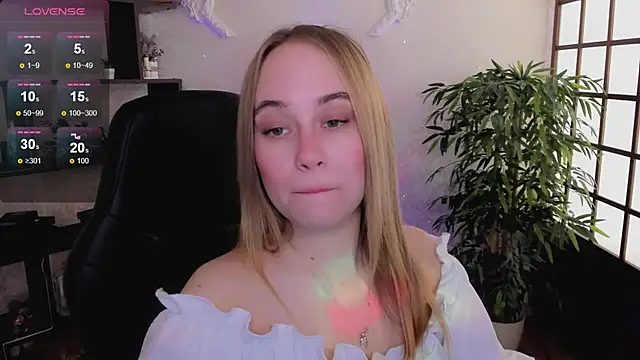 Snapshot of LianaBright chatting on 23, 3, 2025 LianaBright online show from 23, 3, 2025
