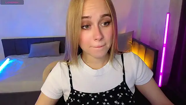 Snapshot of LianaBright chatting on 18, 9, 2025 LianaBright online show from 18, 9, 2025