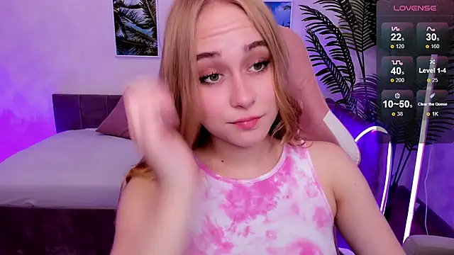 Snapshot of LianaBright chatting on 28, 9, 2025 LianaBright online show from 28, 9, 2025