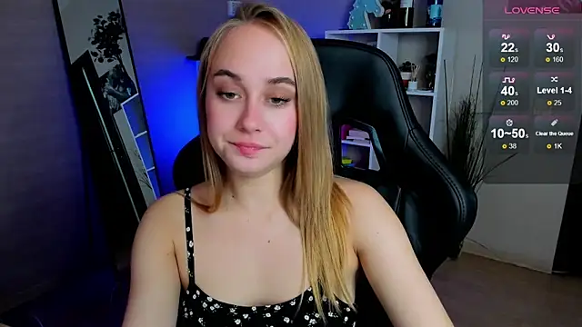 Snapshot of LianaBright chatting on 12, 10, 2025 LianaBright online show from 12, 10, 2025