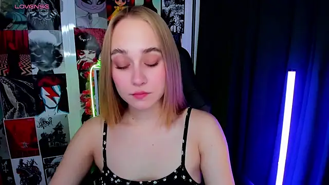 Snapshot of LianaBright chatting on 17, 10, 2025 LianaBright online show from 17, 10, 2025