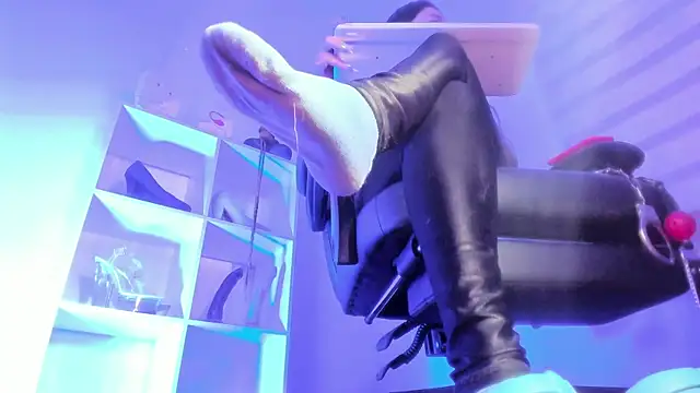 charlotte joliedart online show from 4, 11, 2025