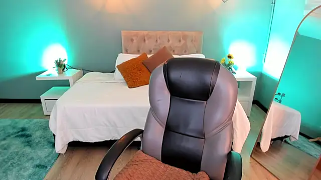 Snapshot of Nora_Vennucci chatting on 11, 9, 2025 Nora Vennucci online show from 11, 9, 2025