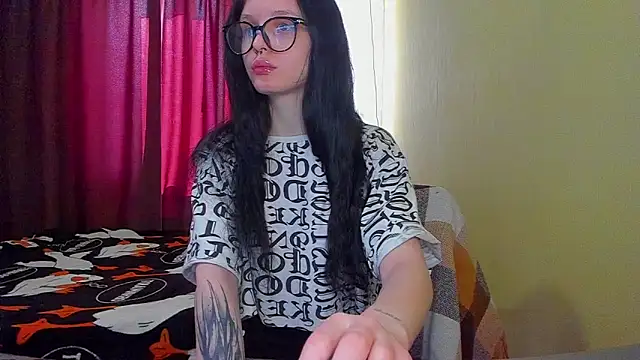 Snapshot of Hi_Kitti chatting on 13, 3, 2025 Hi Kitti online show from 13, 3, 2025