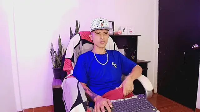 Snapshot of Edward_Milleer chatting on 5, 11, 2025 Edward Milleer online show from 5, 11, 2025