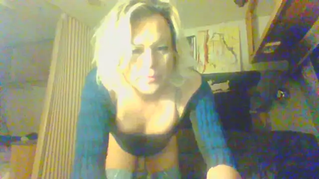 Snapshot of HoneyBdaQueen chatting on 23, 12, 2025 HoneyBdaQueen online show from 23, 12, 2025