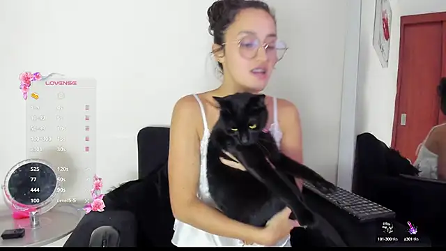 Snapshot of its__angelica_ chatting on 6, 10, 2025 its angelica online show from 6, 10, 2025