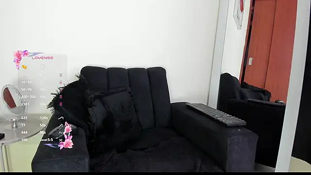 Snapshot of its__angelica_ chatting on 8, 10, 2025 its angelica online show from 8, 10, 2025