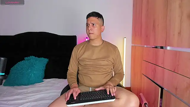 Snapshot of ANDREZALVAREZ chatting on 12, 11, 2025 ANDREZALVAREZ online show from 12, 11, 2025