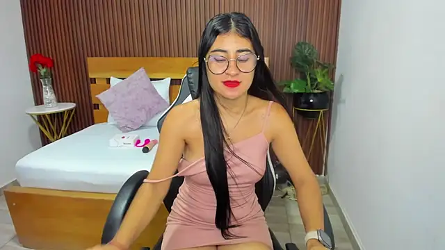 Snapshot of evelin_leroy chatting on 8, 3, 2025 evelin leroy online show from 8, 3, 2025