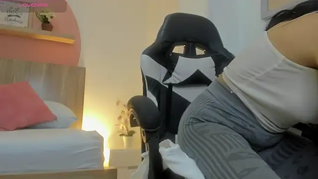 Snapshot of evelin_leroy chatting on 27, 11, 2025 evelin leroy online show from 27, 11, 2025