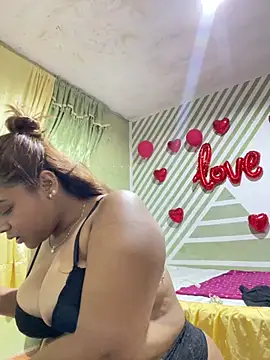 Snapshot of Evabigass chatting on 29, 10, 2025 Evabigass online show from 29, 10, 2025