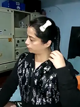 Elvishcassie  online show from 9, 3, 2025