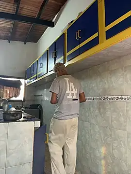 Snapshot of Leo_bunny_hot chatting on 3, 11, 2025 Leo bunny hot online show from 3, 11, 2025