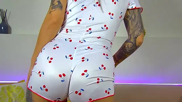 Snapshot of AlexandraBloom chatting on 3, 11, 2025 AlexandraBloom online show from 3, 11, 2025