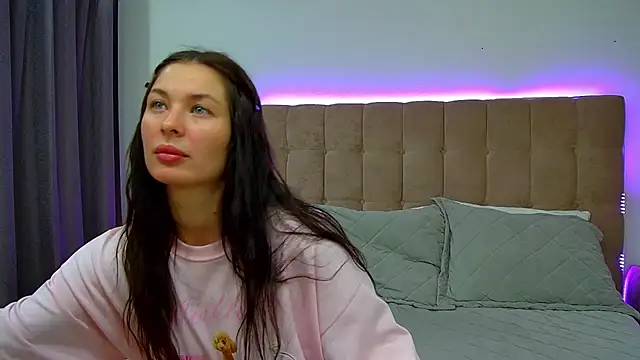 Snapshot of AlexandraBloom chatting on 13, 11, 2025 AlexandraBloom online show from 13, 11, 2025