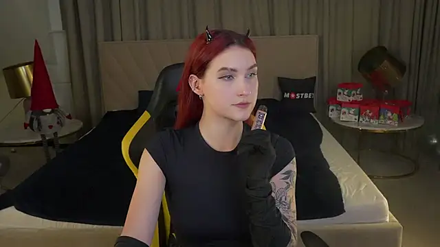 Magnetic Mia  online show from 4, 1, 2025