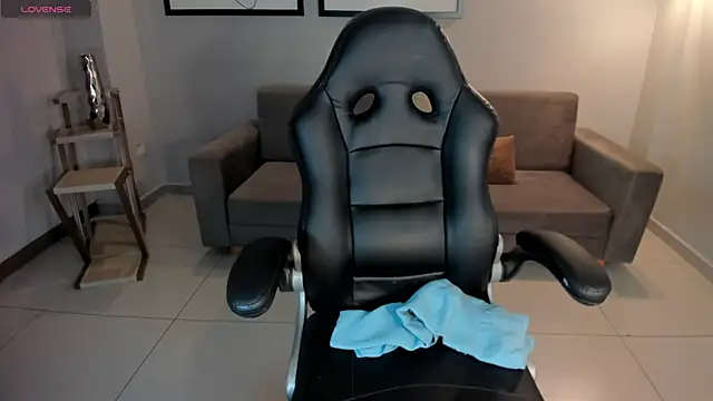 Snapshot of TaraLawrence chatting on 11, 1, 2025 TaraLawrence online show from 11, 1, 2025