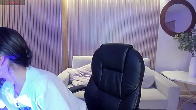 Snapshot of TaraLawrence chatting on 28, 2, 2025 TaraLawrence online show from 28, 2, 2025