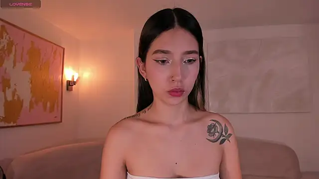 Snapshot of TaraLawrence chatting on 11, 11, 2025 TaraLawrence online show from 11, 11, 2025