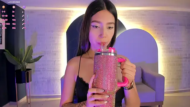 Snapshot of TaraLawrence chatting on 29, 11, 2025 TaraLawrence online show from 29, 11, 2025