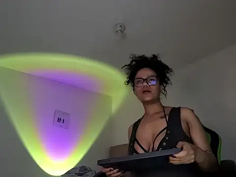 Snapshot of Ale_xandra chatting on 21, 10, 2025 Ale xandra online show from 21, 10, 2025