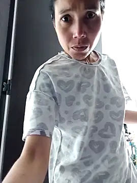 Snapshot of KimPielCanela chatting on 3, 10, 2025 KimPielCanela online show from 3, 10, 2025