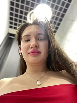 Snapshot of Holly_Molii chatting on 8, 12, 2024 Holly Molii online show from 8, 12, 2024