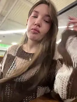 Snapshot of Holly_Molii chatting on 20, 12, 2024 Holly Molii online show from 20, 12, 2024