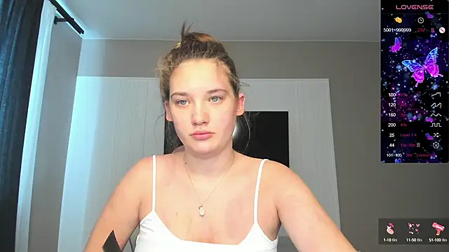 Snapshot of Holly_Molii chatting on 12, 9, 2025 Holly Molii online show from 12, 9, 2025