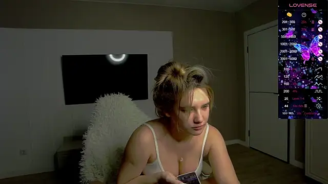 Snapshot of Holly_Molii chatting on 30, 10, 2025 Holly Molii online show from 30, 10, 2025