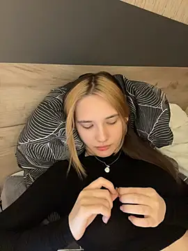 Holly Molii online show from 5, 6, 2026