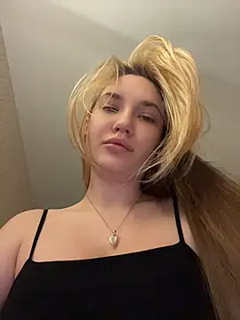 Snapshot of Holly_Molii chatting on 23, 6, 2026 Holly Molii online show from 23, 6, 2026