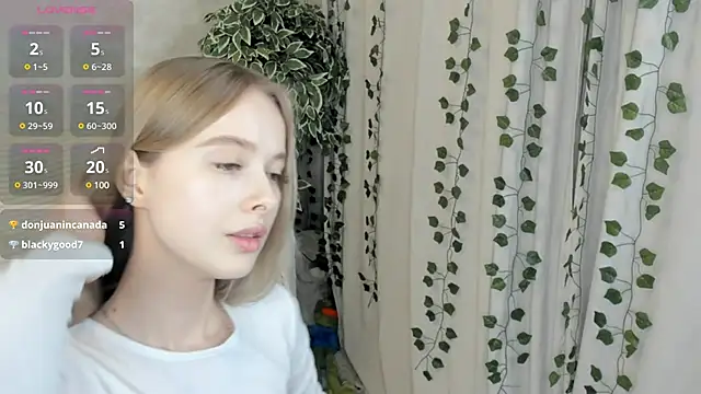 Snapshot of mell_milles chatting on 28, 12, 2024 mell milles online show from 28, 12, 2024