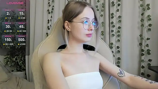 Snapshot of mell_milles chatting on 31, 10, 2025 mell milles online show from 31, 10, 2025