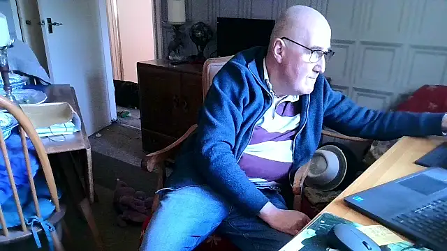 Snapshot of Adamdaddybear chatting on 2, 2, 2025 Adamdaddybear online show from 2, 2, 2025